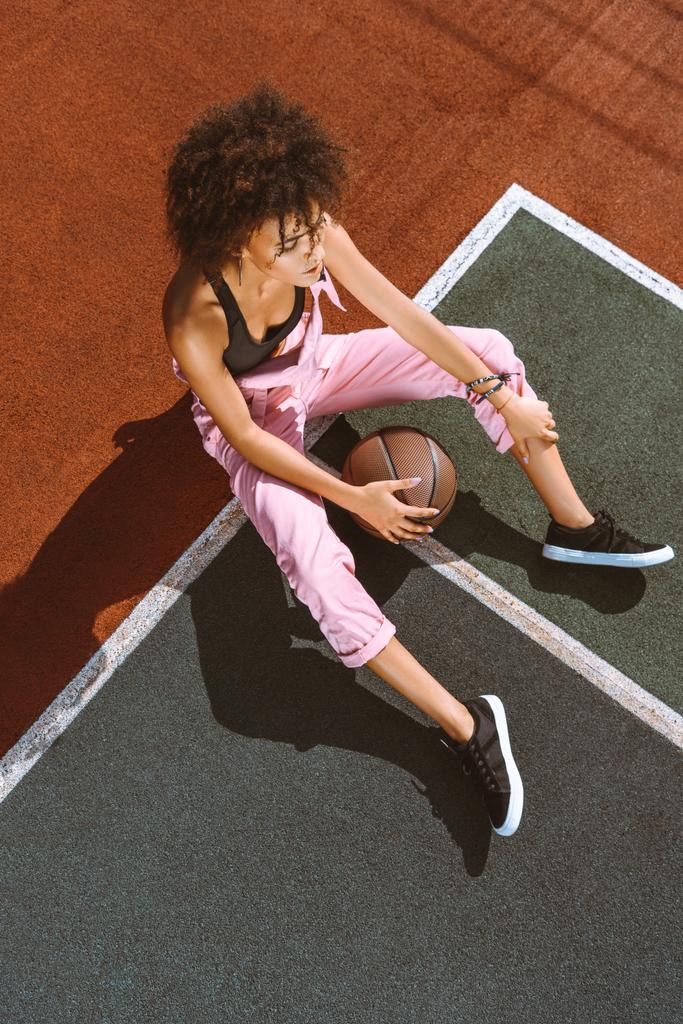 Afroameričan na sportovní hřiště s basketbal - Fotografie, Obrázek