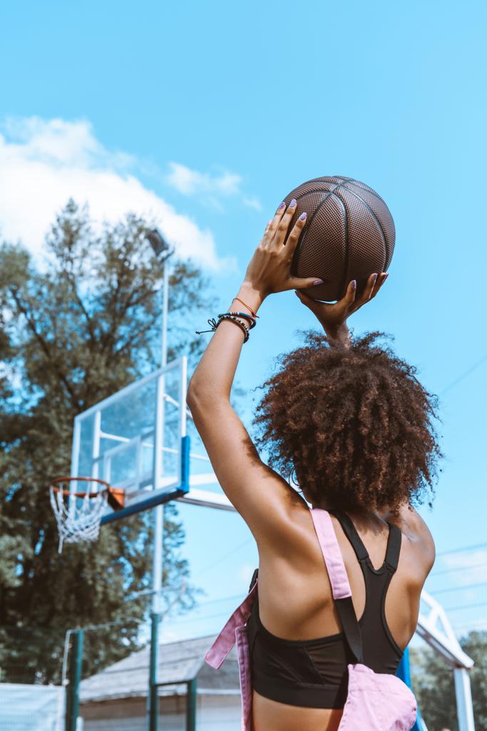 afrikkalais-amerikkalainen heittää koripalloa
 - Valokuva, kuva