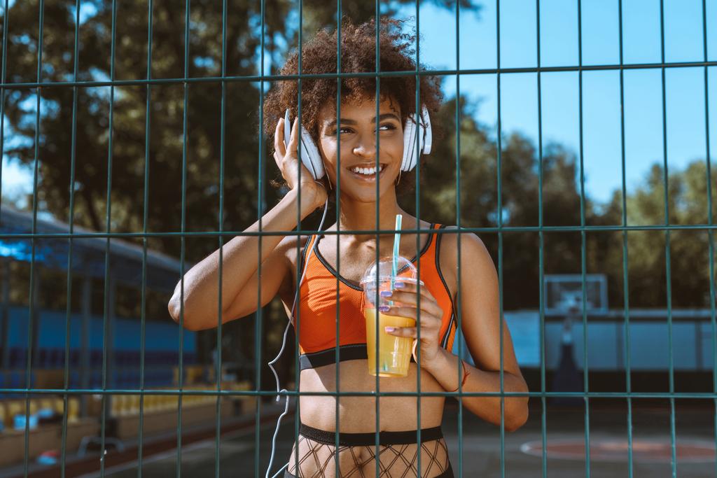 afroameričanka poslechu hudby ve sluchátkách  - Fotografie, Obrázek