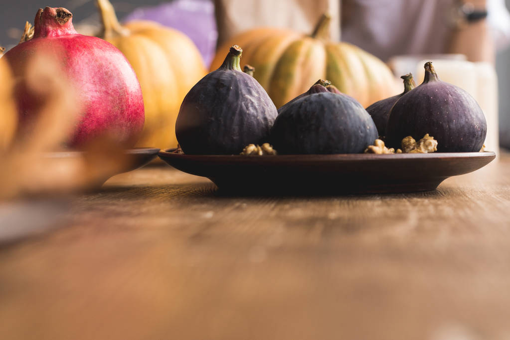 dojrzałe owoce jesieni na stole - Zdjęcie, obraz