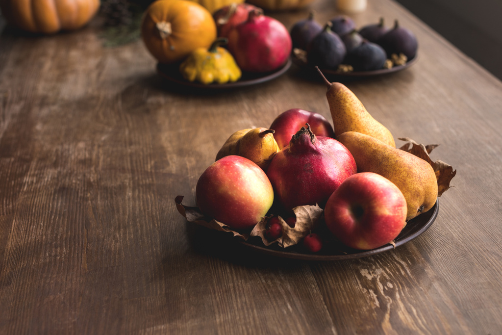 zralé podzimní ovoce na stole - Fotografie, Obrázek