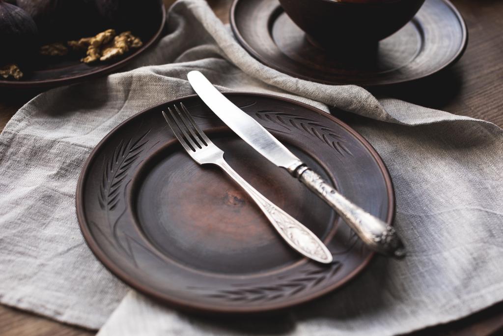 Assiette vide avec fourchette et couteau
 - Photo, image