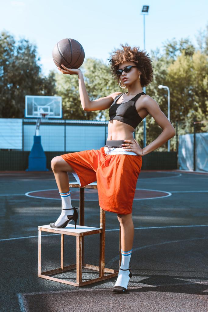 Afro-Amerikaanse vrouw bedrijf basketbal - Foto, afbeelding