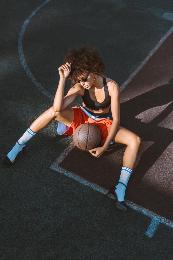 mujer afroamericana en cancha deportiva con baloncesto
 - Foto, imagen