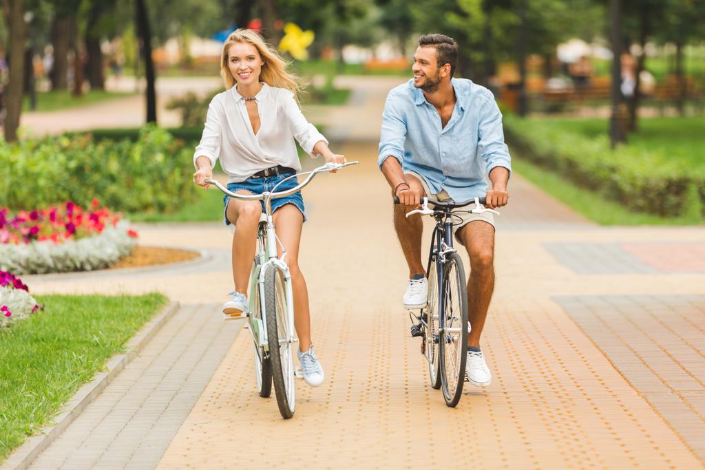 Щаслива пара їзда на велосипедах
 - Фото, зображення