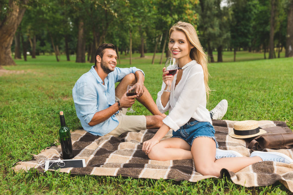 Koppel het drinken van wijn op romantische datum - Foto, afbeelding