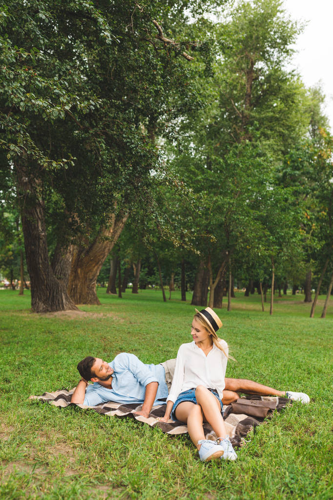 Casal descansando no parque
 - Foto, Imagem