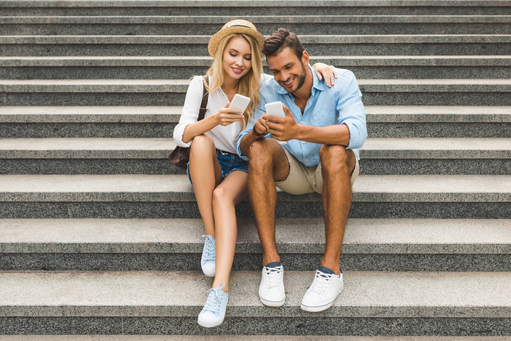 coppia con smartphone in strada
 - Foto, immagini