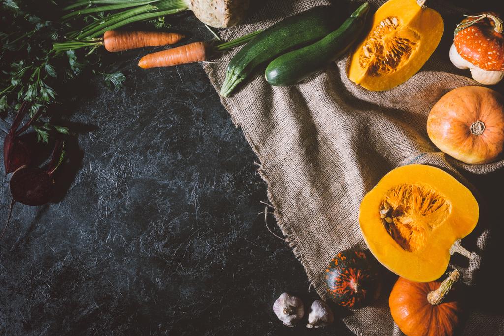 verduras de otoño sobre tela de saco
 - Foto, imagen