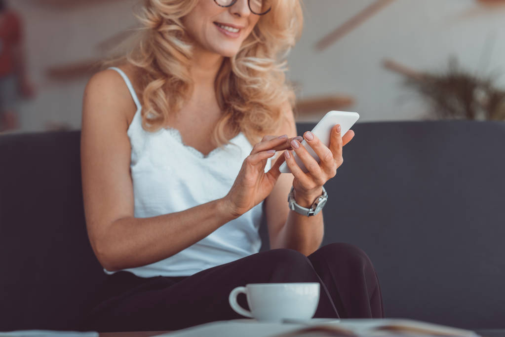 woman with coffee and smartphone - Photo, Image