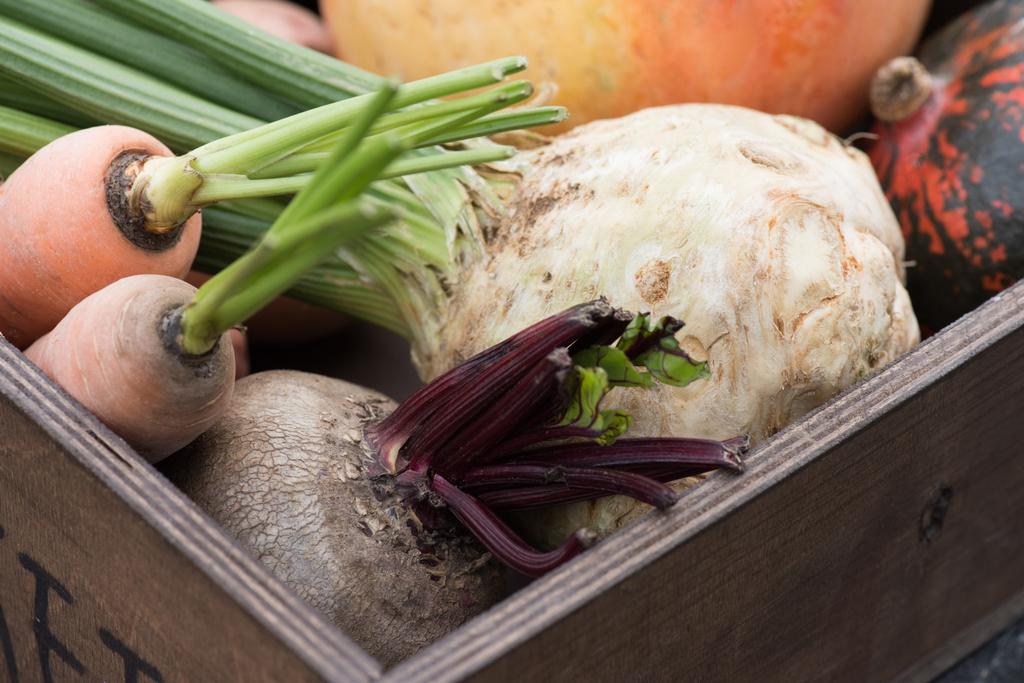 verduras maduras en caja
 - Foto, Imagen