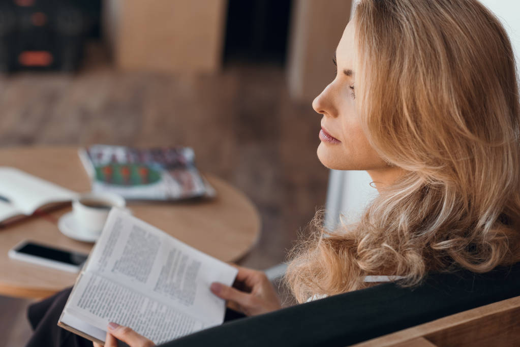 жінка читання книги
  - Фото, зображення