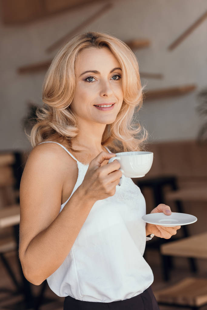 Vrouw die koffie drinkt - Foto, afbeelding