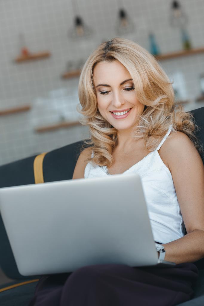 Nainen käyttää kannettavaa tietokonetta - Valokuva, kuva