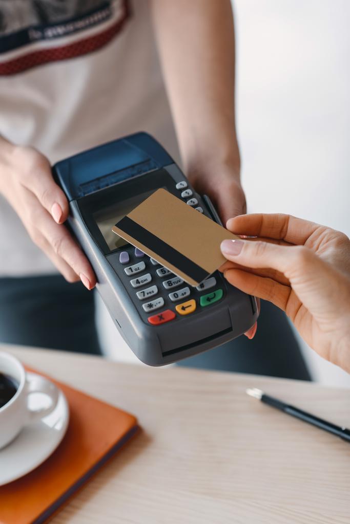 Πληρωμή με πιστωτική κάρτα και τερματικό - Φωτογραφία, εικόνα