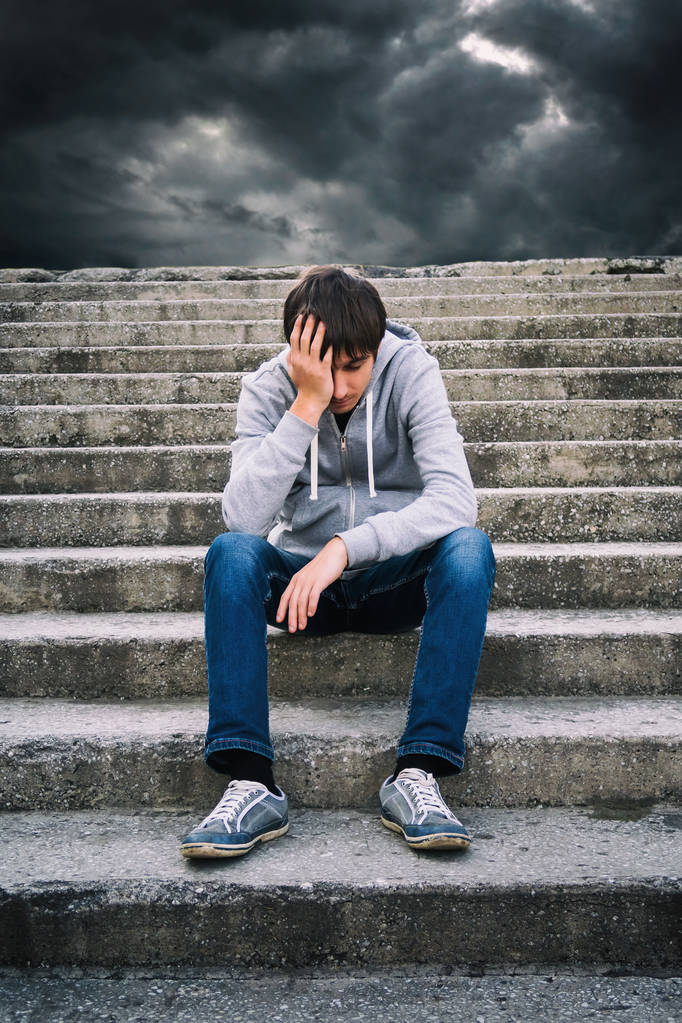грустный молодой человек - Фото, изображение