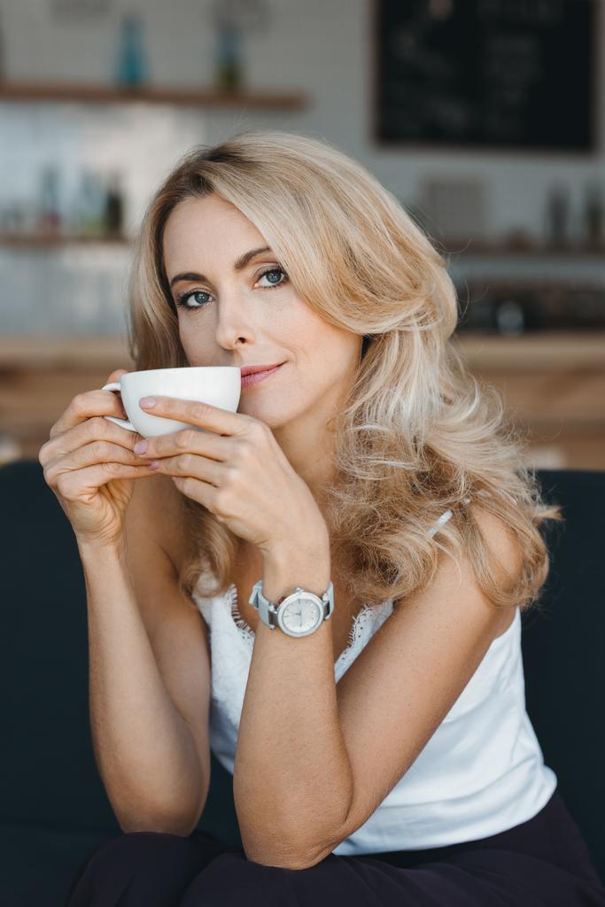 コーヒーを飲む女 - 写真・画像