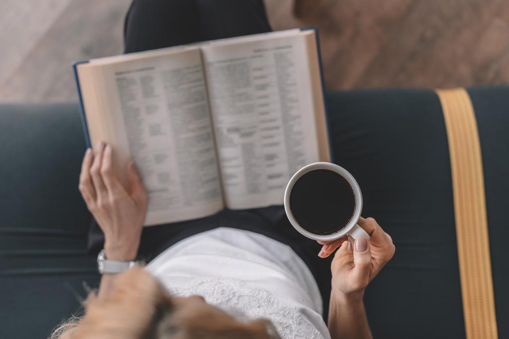 женщина читает книгу и пьет кофе
  - Фото, изображение