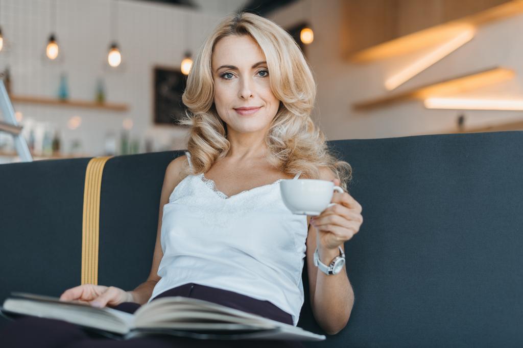nő olvasás könyv kávézóban - Fotó, kép