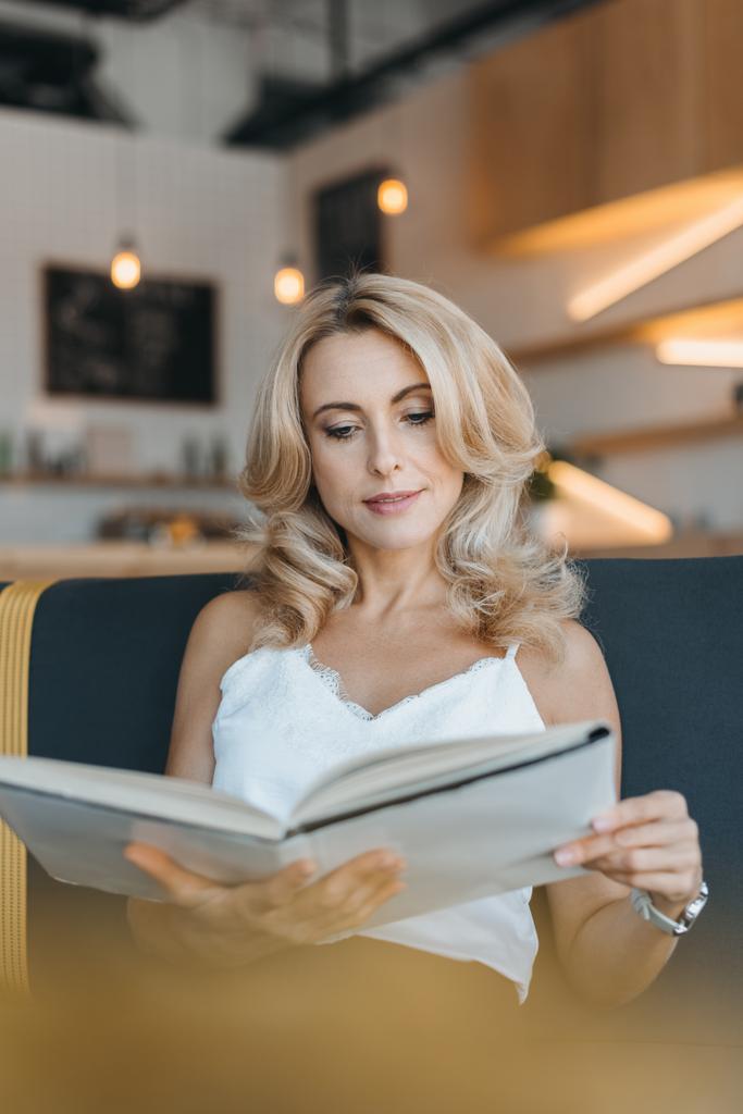 γυναίκα ανάγνωση βιβλίο στο καφέ - Φωτογραφία, εικόνα