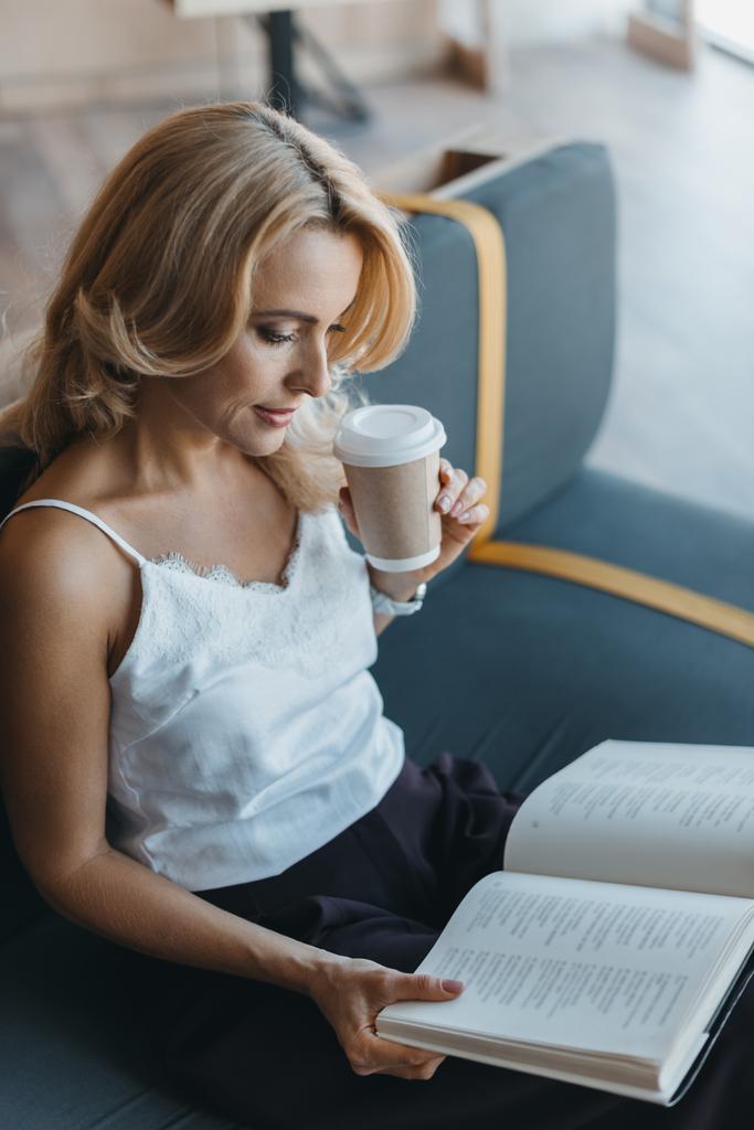 γυναίκα ανάγνωση βιβλίο στο καφέ - Φωτογραφία, εικόνα