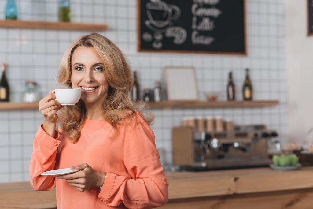 Mujer sonriente bebiendo café
 - Foto, Imagen