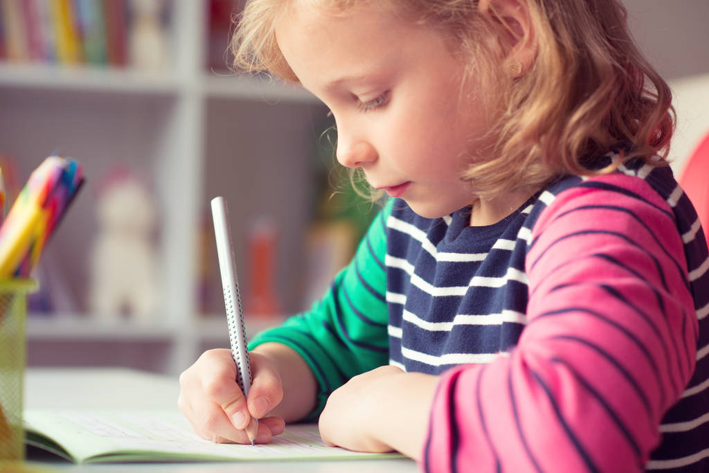 Симпатичная девочка рисует в школе
 - Фото, изображение