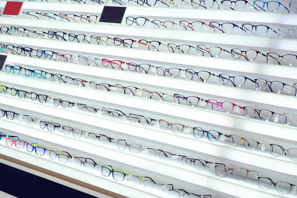 ΒΙΤΡΙΝΑ με γυαλιά σε κατάστημα - Φωτογραφία, εικόνα