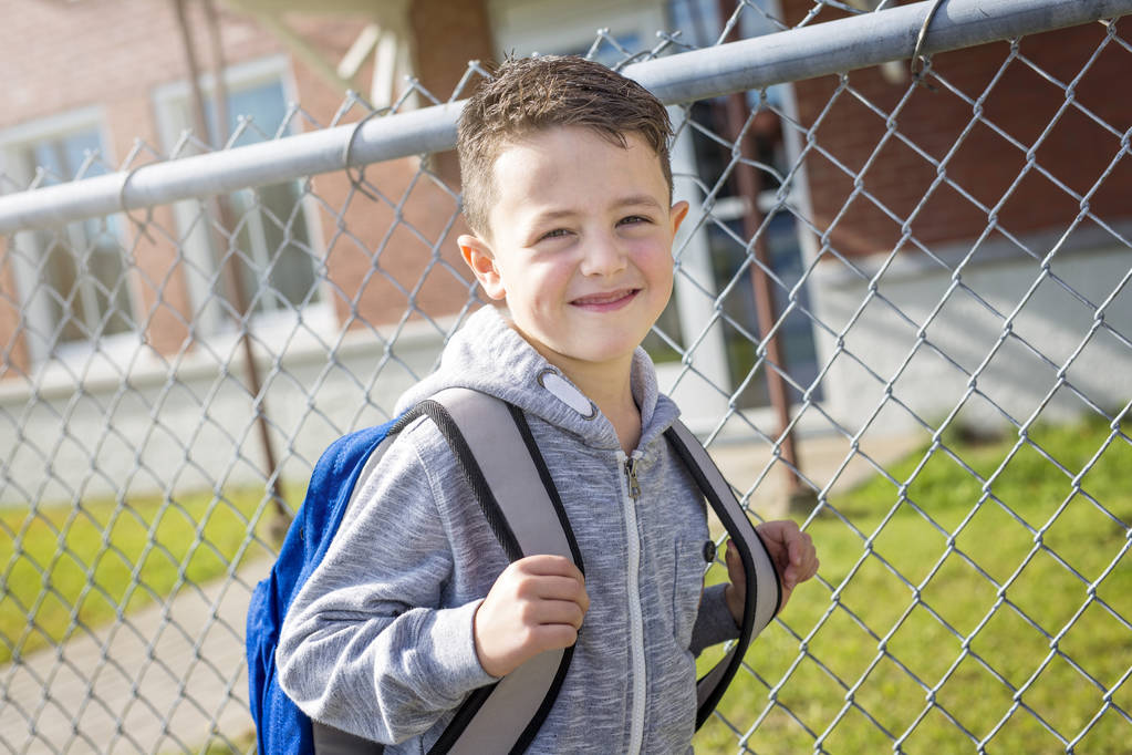 student buiten school staande glimlachen - Foto, afbeelding