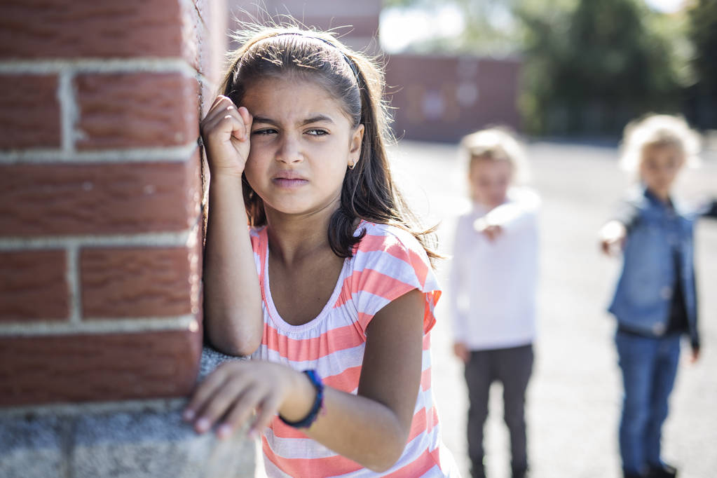 Intimidation à l'âge primaire dans la cour d'école
 - Photo, image
