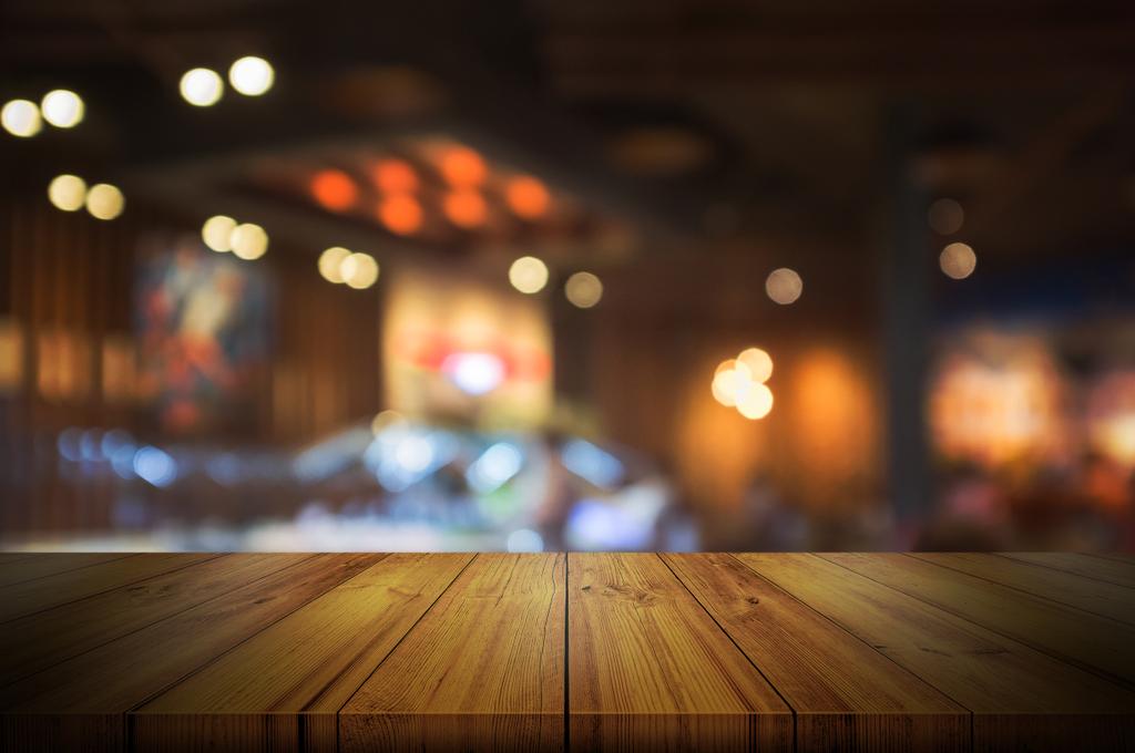 Tampo de mesa de madeira vazio com restaurante desfocado
. - Foto, Imagem