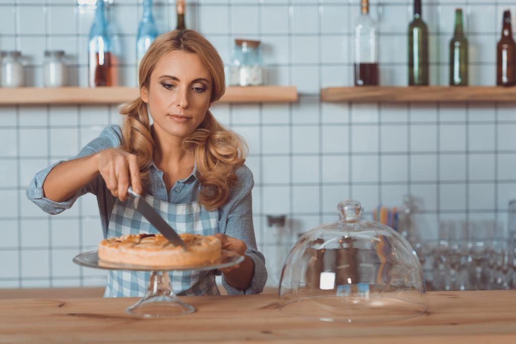 camarera cortar pastel
 - Foto, Imagen