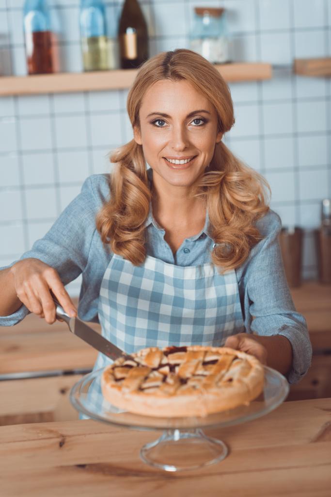 Kellnerin schneidet Kuchen - Foto, Bild