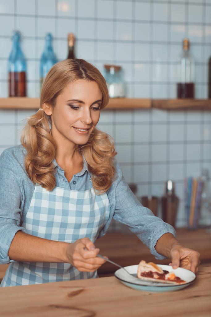 camarera con pastel en la cafetería
 - Foto, Imagen