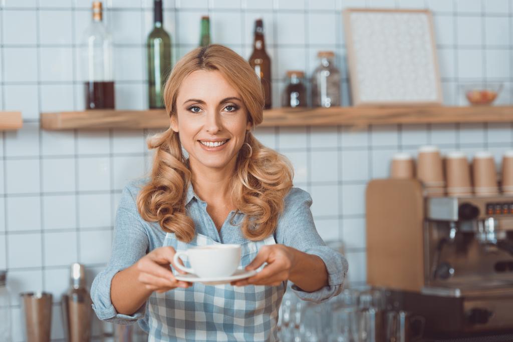 Официантка дарит кружку с кофе
 - Фото, изображение
