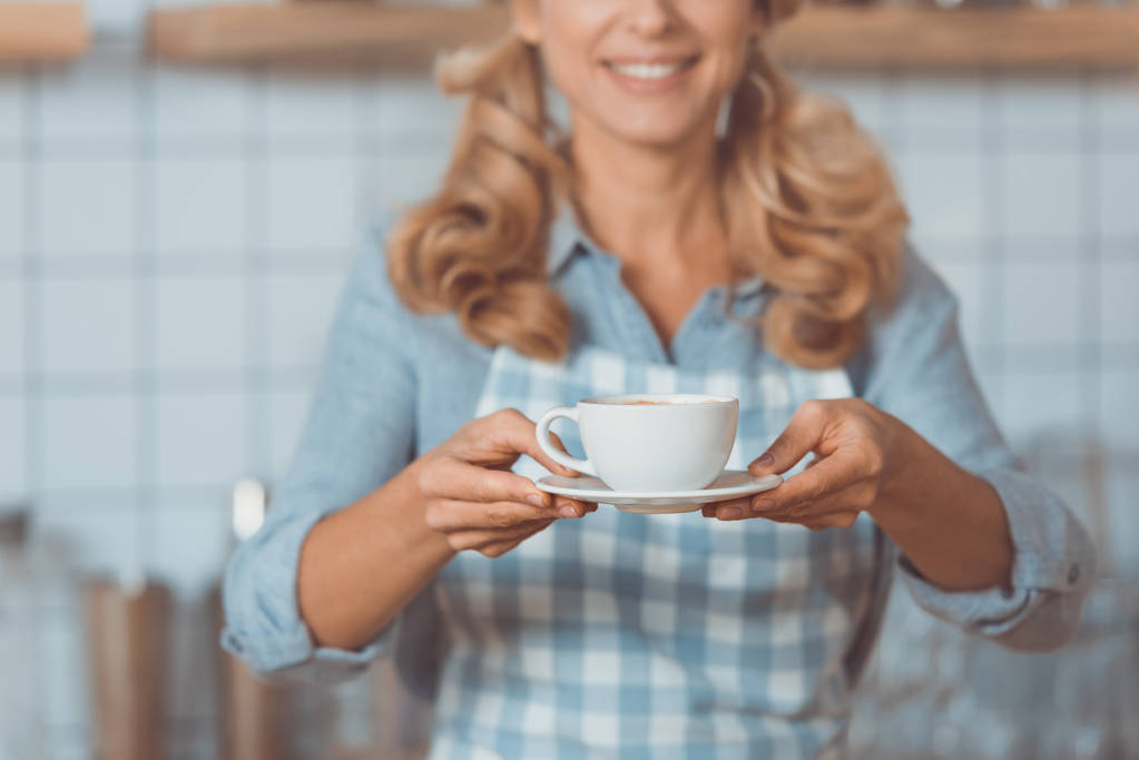 Kelnerka gospodarstwa kubek z kawą - Zdjęcie, obraz