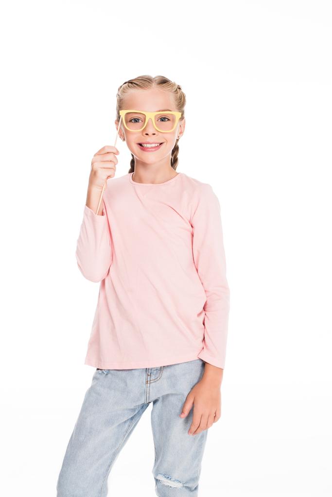 Kind mit Karnevalsbrille aus Pappe - Foto, Bild