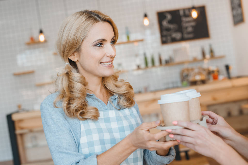 kelnerka holding kubki kawy jednorazowe - Zdjęcie, obraz