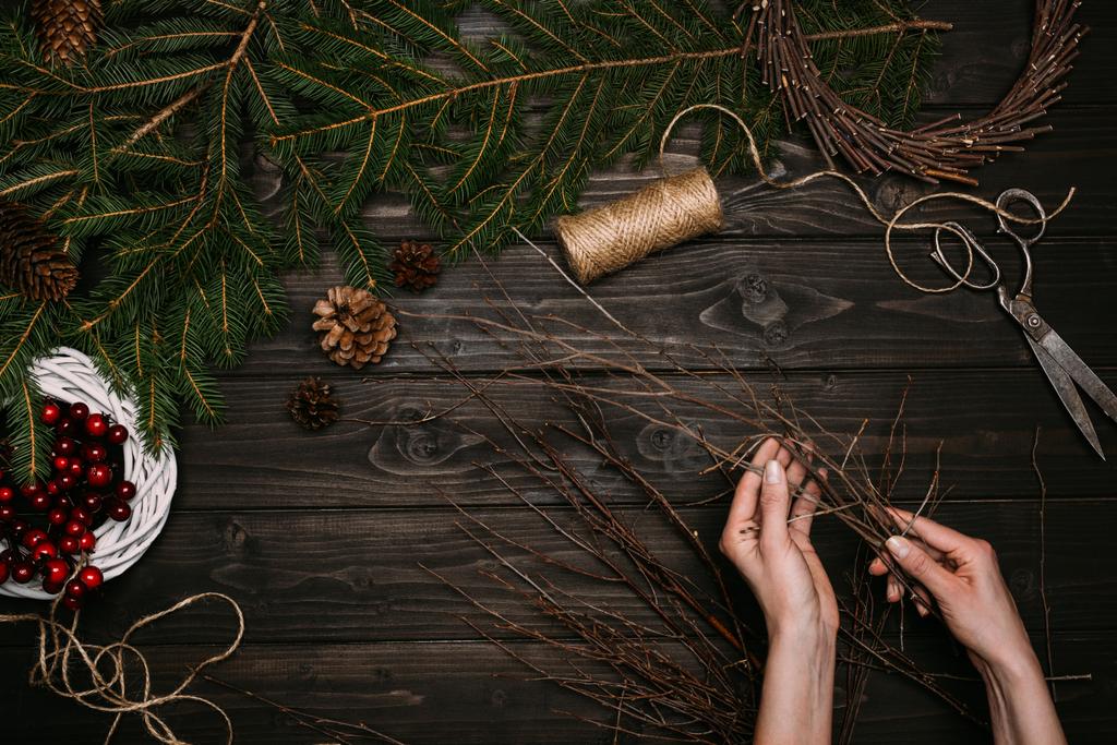 花屋作るクリスマス リース - 写真・画像