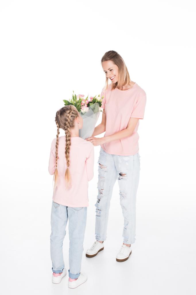 Tochter schenkt Blumenstrauß - Foto, Bild