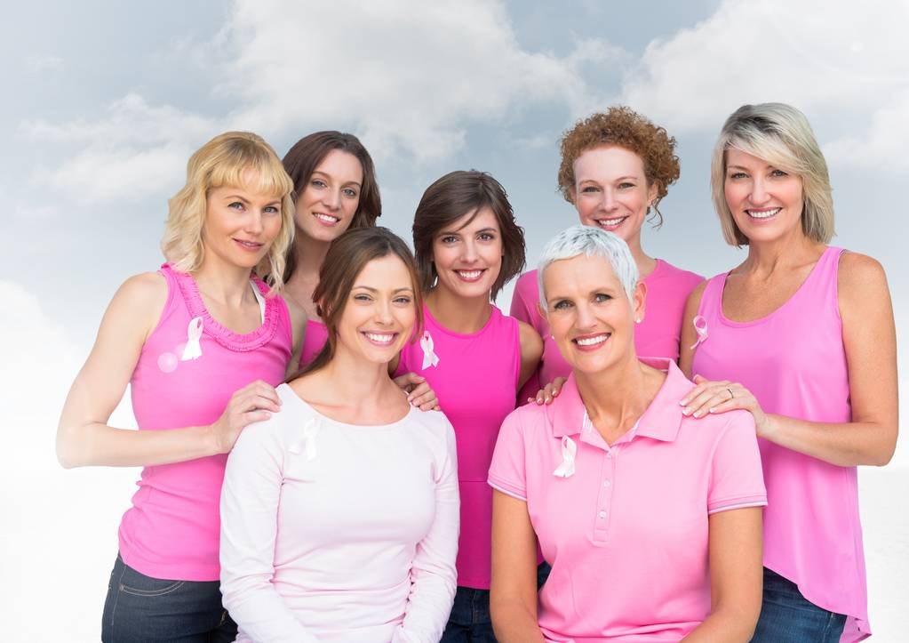 Mujeres con cáncer de mama mirando hacia arriba
 - Foto, Imagen