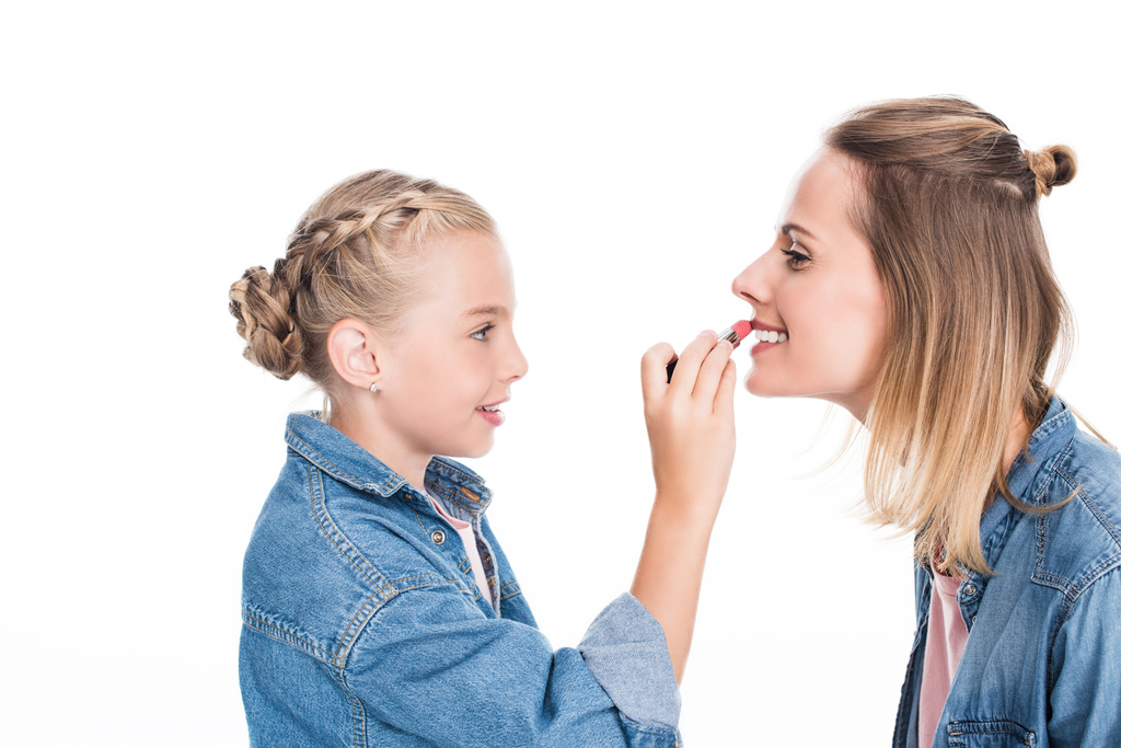 hija aplicando maquillaje
 - Foto, imagen
