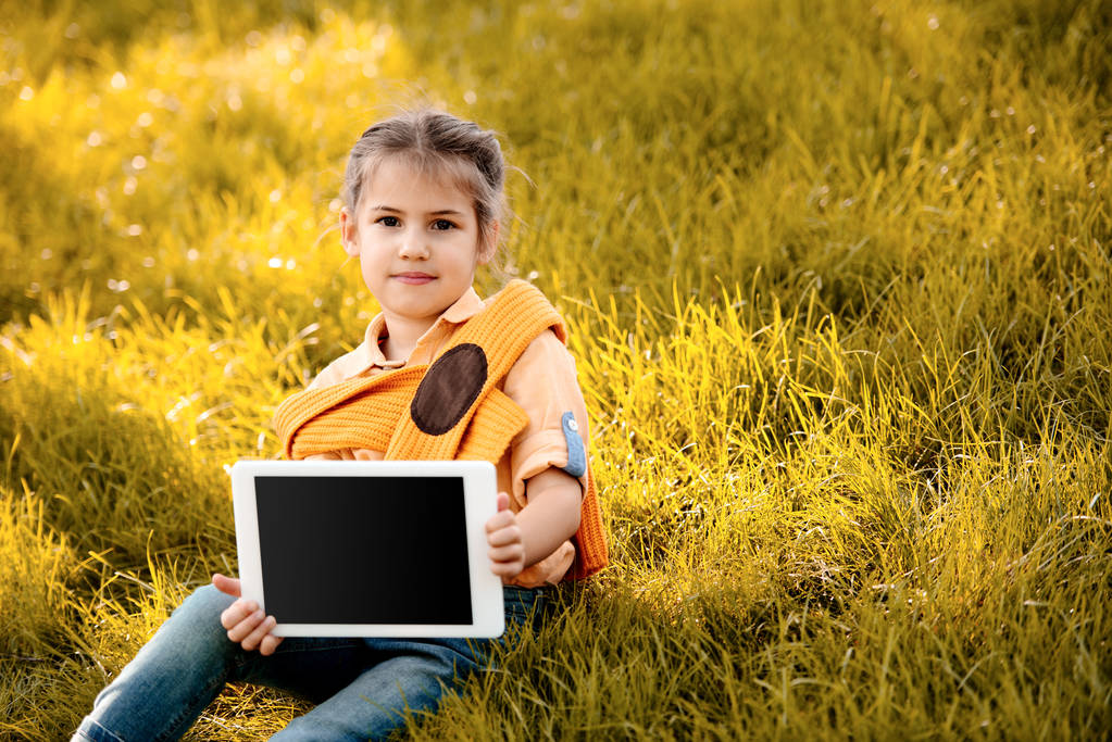 niño mostrando tableta digital
 - Foto, Imagen