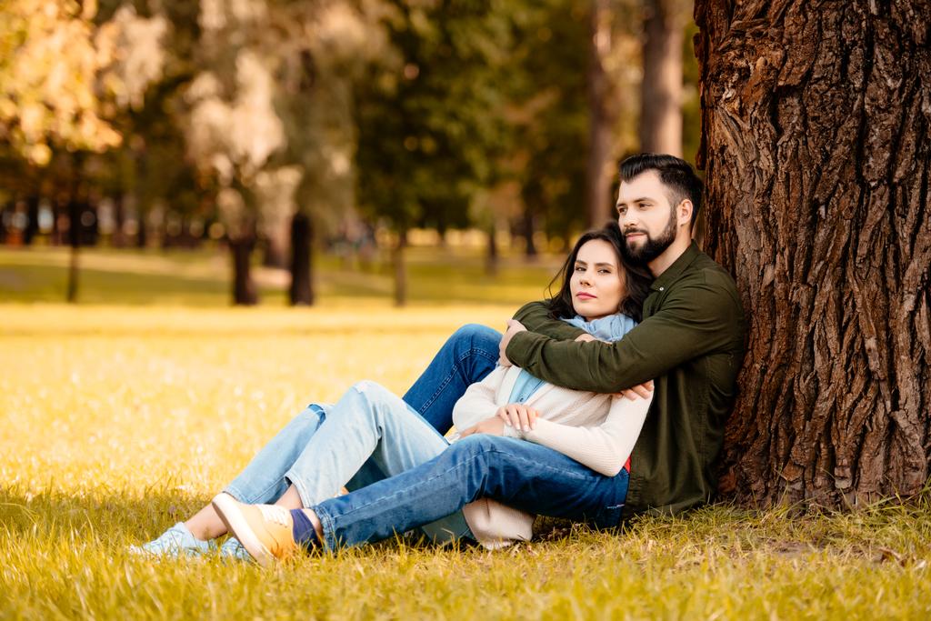 Paar umarmt sich im Park - Foto, Bild
