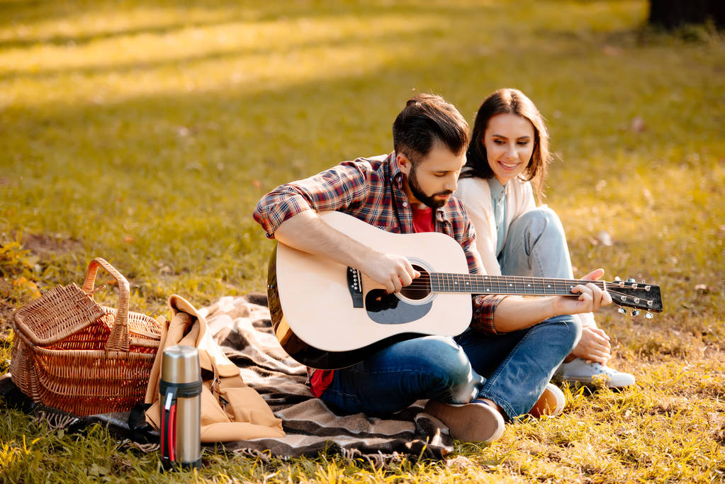 Joven con novia tocando la guitarra
 - Foto, imagen