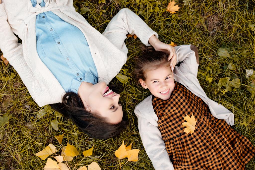 matka i córka, leżąc na trawie - Zdjęcie, obraz