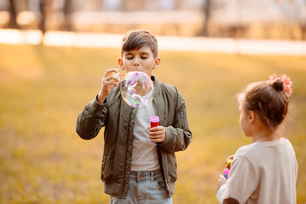 Мальчик пускает мыльные пузыри
 - Фото, изображение