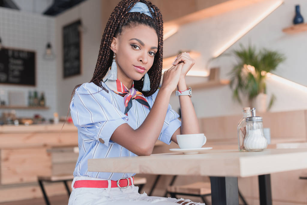 Αφρικανική αμερικανική γυναίκα στην καφετέρια - Φωτογραφία, εικόνα