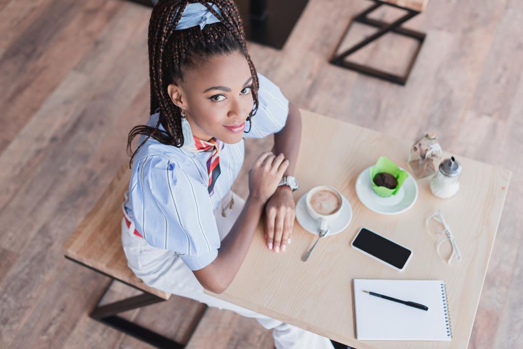 African american vrouw in café - Foto, afbeelding