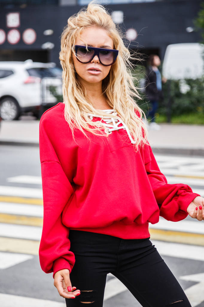 Model w stylowych okularów przeciwsłonecznych i czerwona bluzka - Zdjęcie, obraz